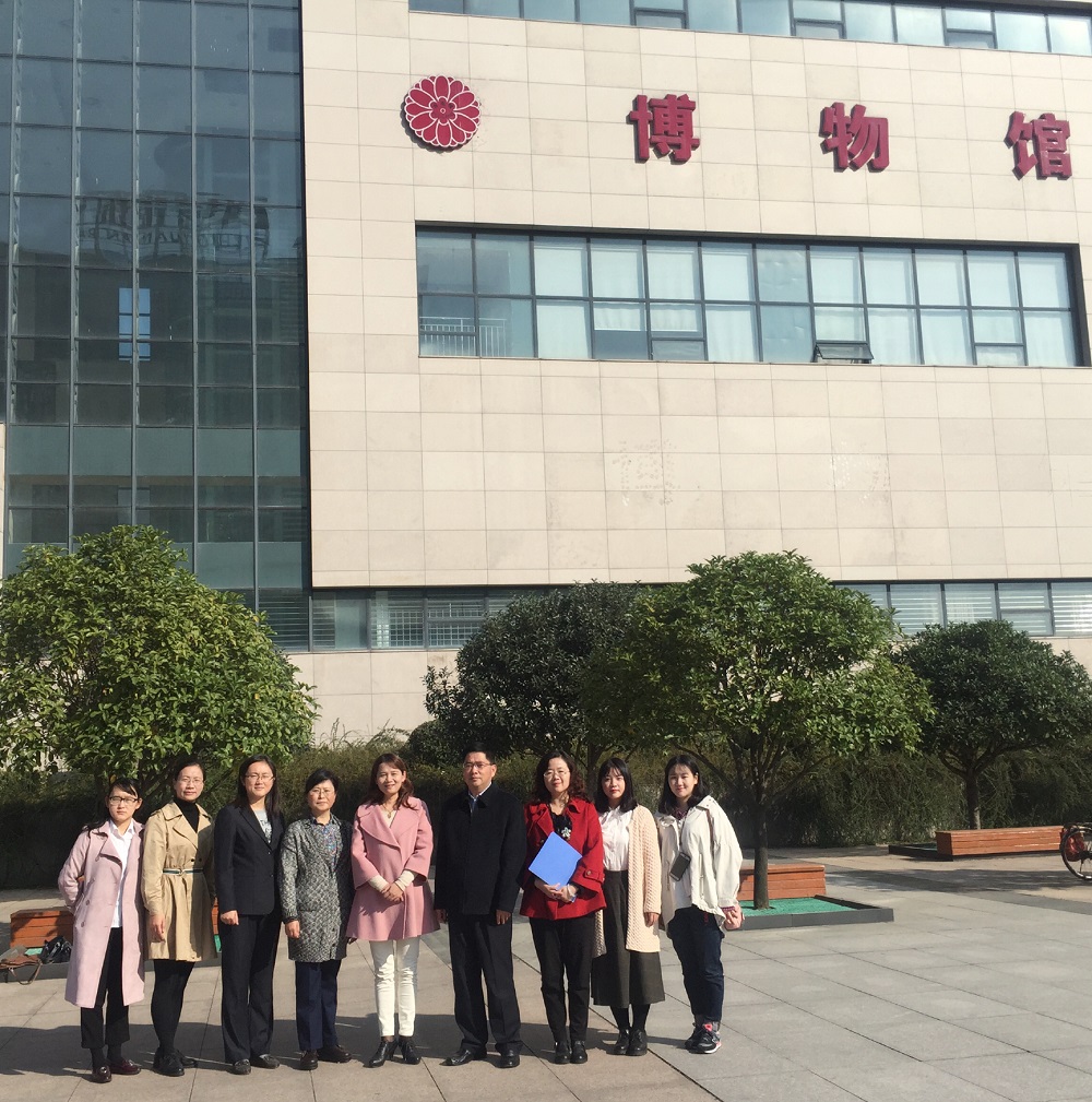 万象城体育awcsport领导赴信阳市博物馆看望实习研究生