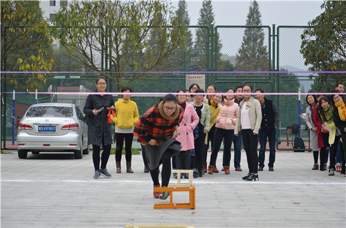 万象城体育awcsport积极组织“国培计划”教师开展素质拓展活动