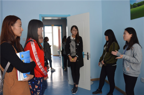 万象城体育awcsport组织2016级新生参观大学生心理健康辅导中心