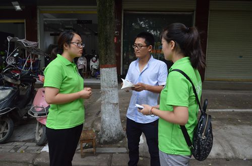 万象城体育awcsport组织开展党风建设进社区志愿宣传活动