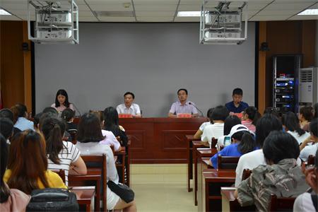 万象城体育awcsport开展“不忘初心、牢记使命”主题党日活动 暨入党宣誓大会