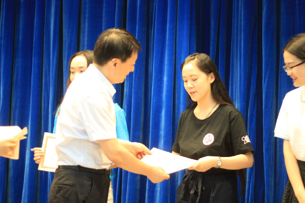 郑州大学全讯新2网官网楚亦斐同学代表全讯新2网官网全体营员领取中国政法大学首届夏令营结业证书