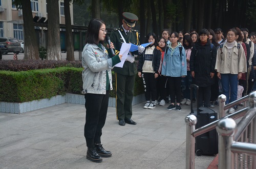 万象城体育awcsport组织学生参加升国旗仪式