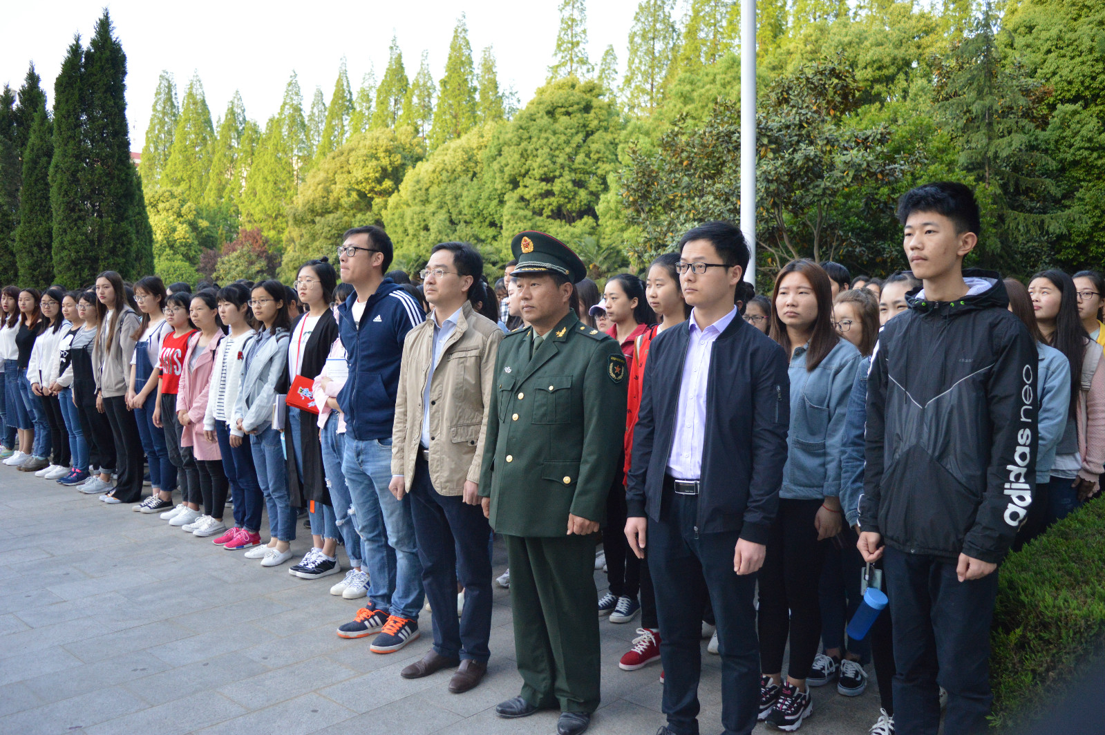 万象城体育awcsport组织学生参加升国旗仪式