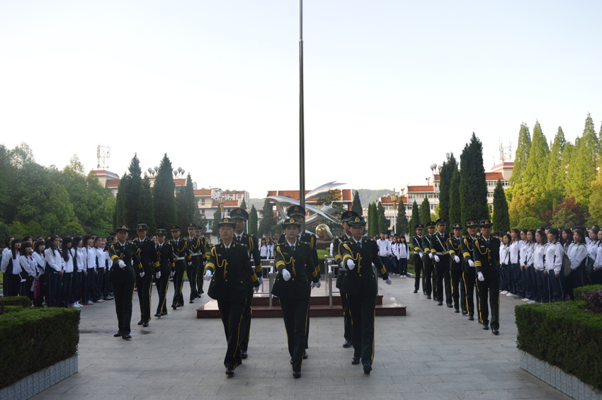 万象城体育awcsport2015级新生升旗仪式暨国学教育活动顺利举行