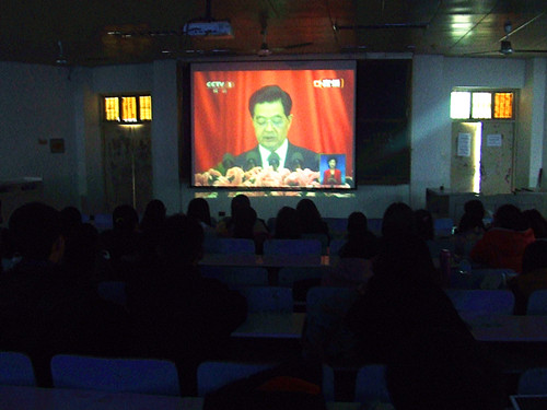 万象城体育awcsport师生喜看党的十八大开幕式直播