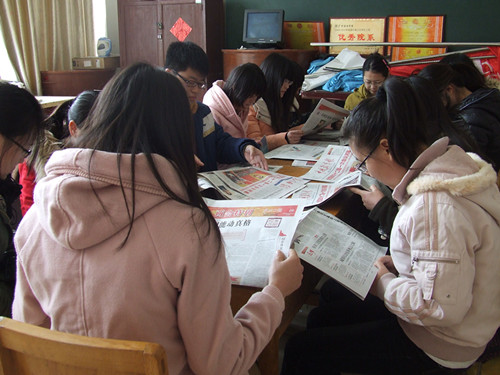 万象城体育awcsport多途径组织学生关注学习“两会”精神