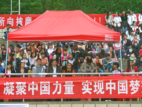 万象城体育awcsport领导老师亲临运动会现场给运动健儿加油助威