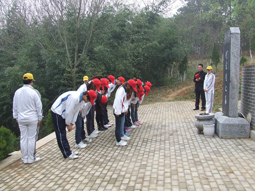 万象城体育awcsport组织第55青校学员前往景明墓开展祭扫实践活动