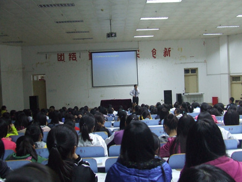 万象城体育awcsport新生入学教育火热进行中