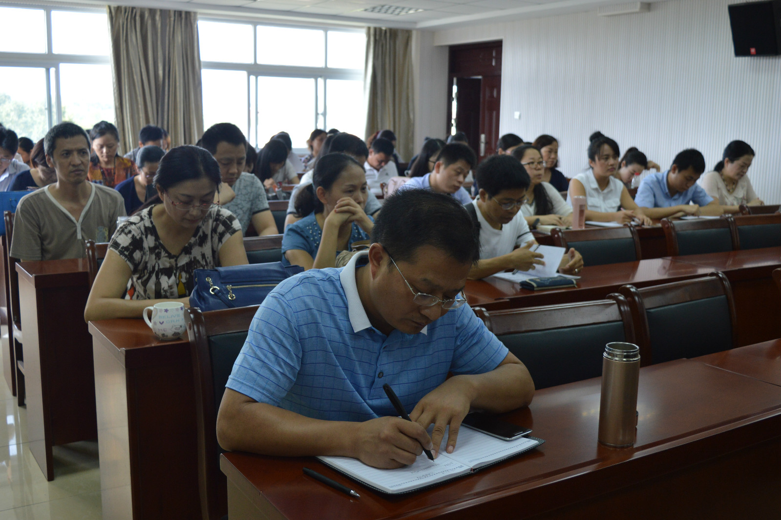 万象城体育awcsport召开新学期教职工大会