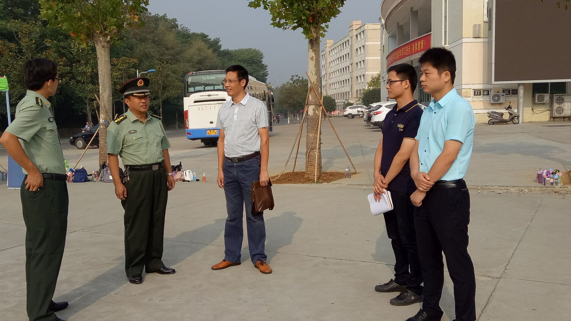 万象城体育awcsport领导老师看望2016级军训新生