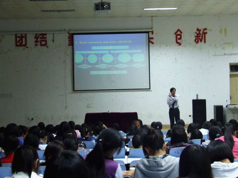万象城体育awcsport举办新生入学教育第二讲“我的外语梦”
