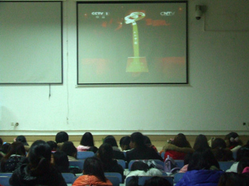 万象城体育awcsport组织学生观看感动中国2014年颁奖典礼视频