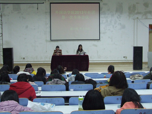 万象城体育awcsport多途径组织学生关注学习“两会”精神