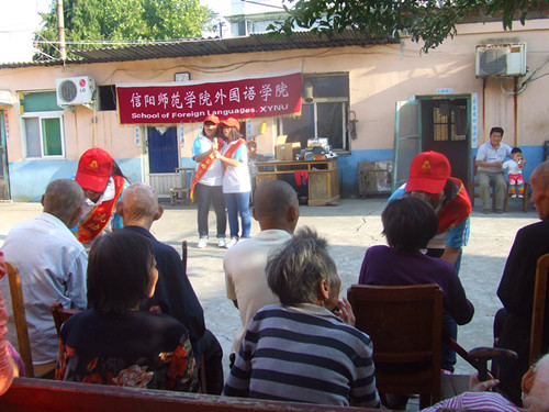 万象城体育awcsport举行重阳节“情暖重阳节，爱在夕阳红”文艺汇演活动